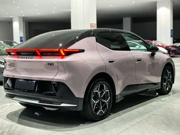 Lynk & Co Z20 2025