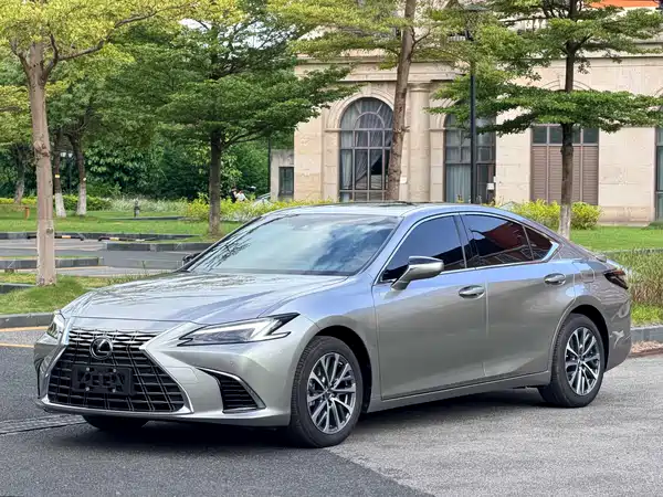 Lexus ES 2025