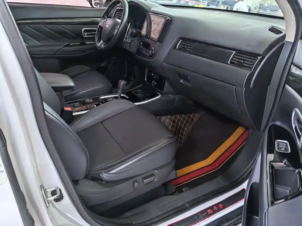Mitsubishi Outlander 2020 — фото 11