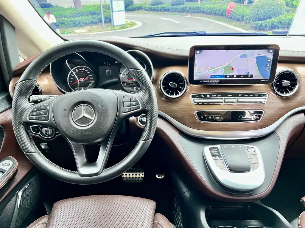 Mercedes-Benz V-Class 2024 — фото 10