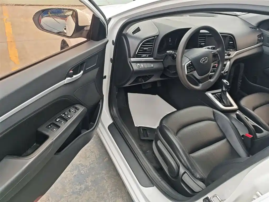 Hyundai Elantra 2018 — фото 16