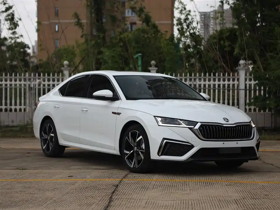 Skoda Octavia 2023 — фото 3