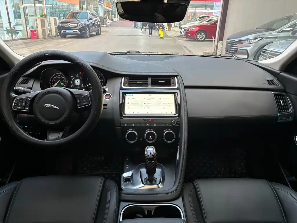 Jaguar E-PACE 2019 — фото 14