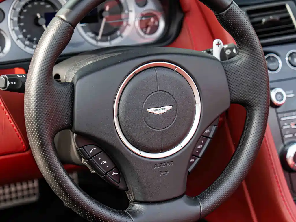 Aston Martin V8 Vantage 2020 — фото 14