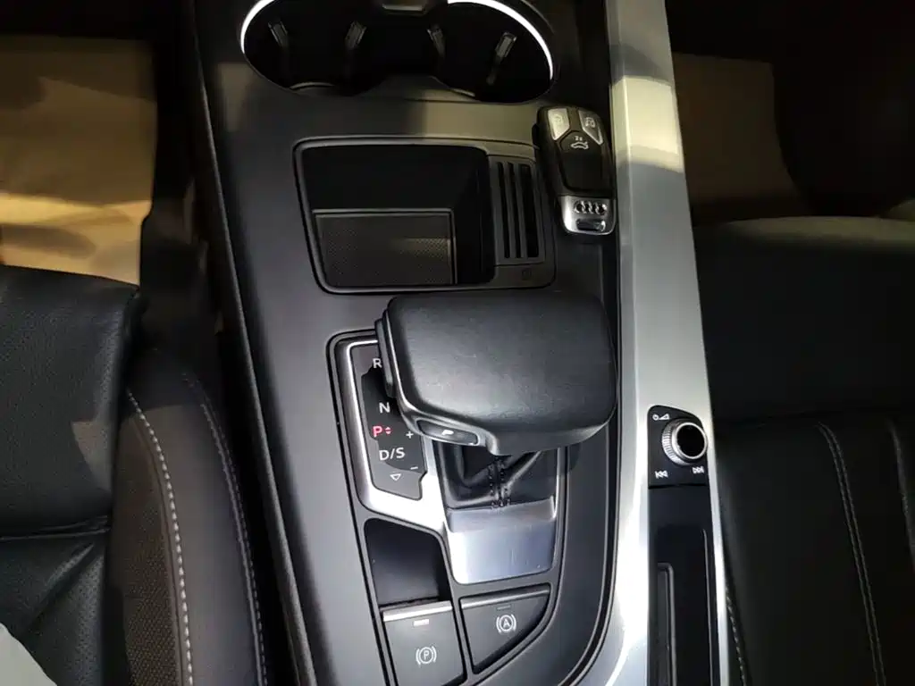 Audi A4L 2023 — фото 14