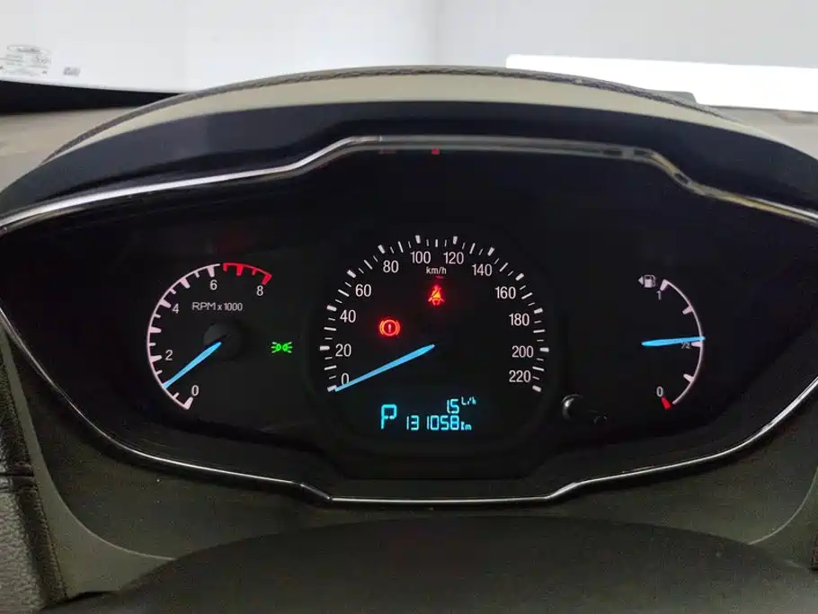 Ford Escort 2015 — фото 14