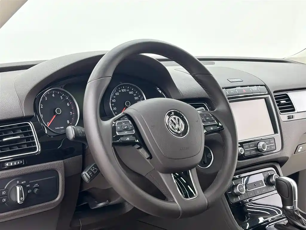 Volkswagen Touareg 2018 — фото 19