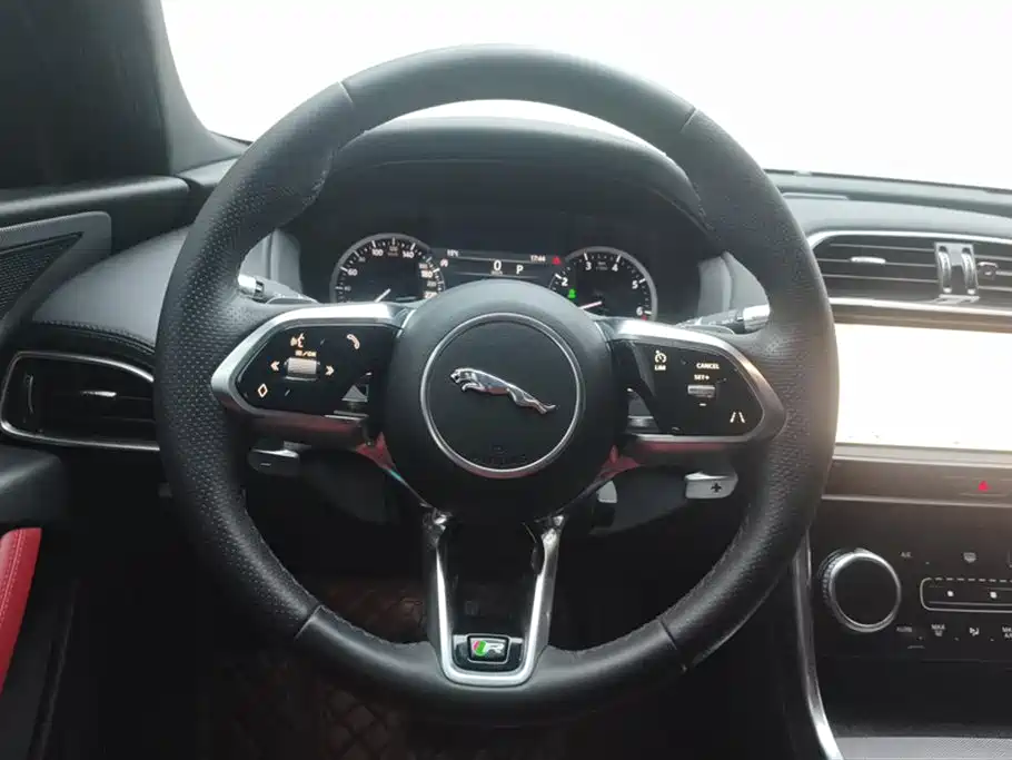Jaguar XEL 2020 — фото 15