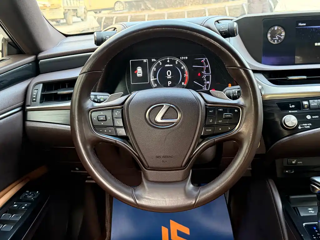 Lexus ES 2020 — фото 14