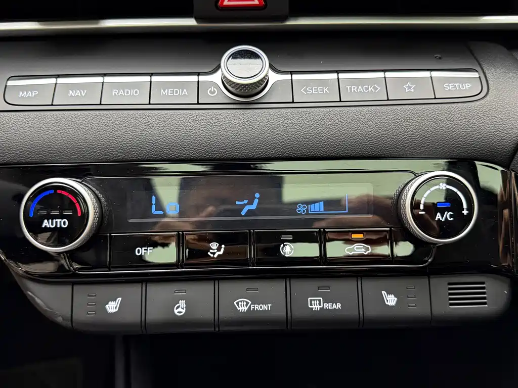 Hyundai Elantra 2023 — фото 12