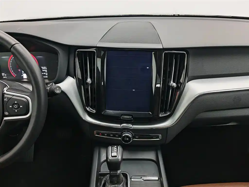 Volvo XC60 2018 — фото 12