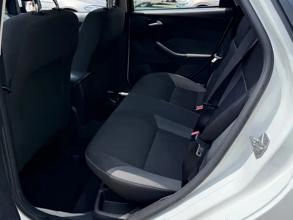 Ford Focus 2015 — фото 11