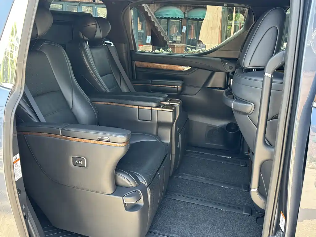 Toyota Alphard 2017 — фото 22