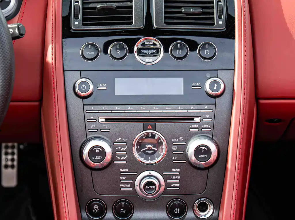 Aston Martin V8 Vantage 2020 — фото 16
