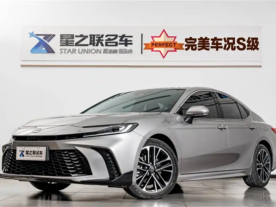 Toyota Camry 2025 — фото 1