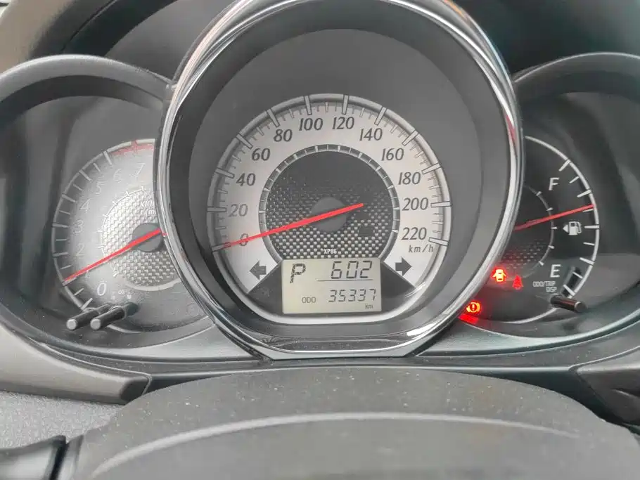Toyota Yaris L 2015 — фото 14