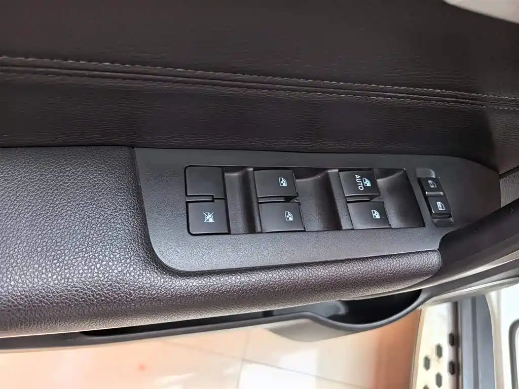Chevrolet Captiva 2017 — фото 16