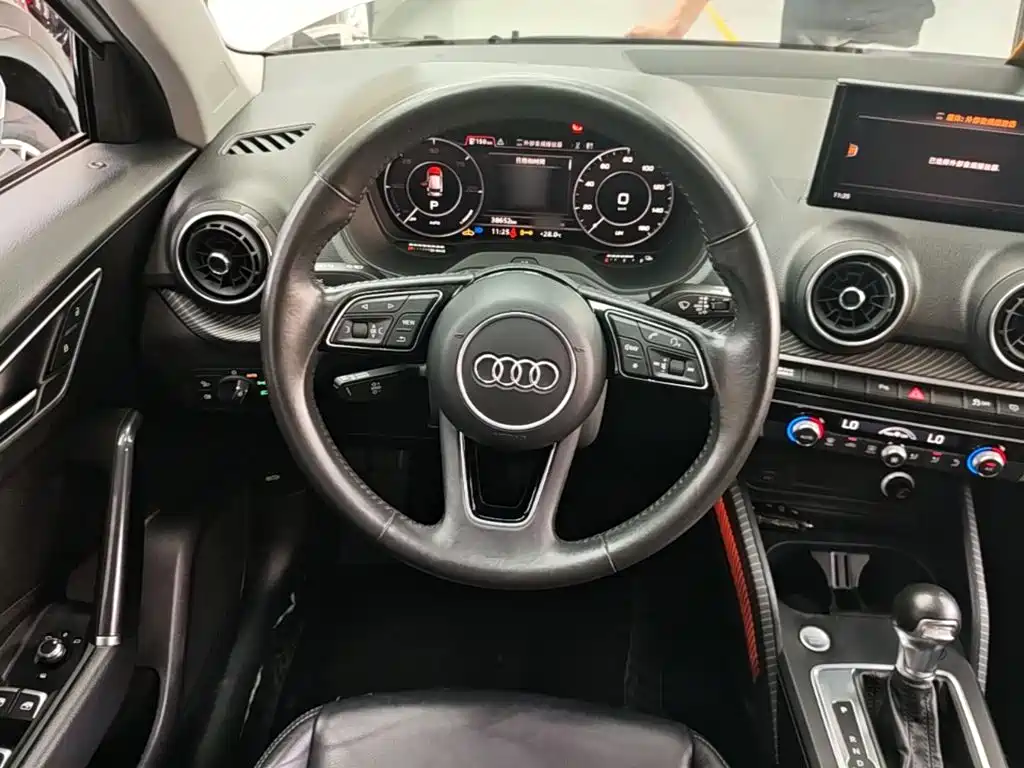 Audi Q2L E-Tron 2020 — фото 11