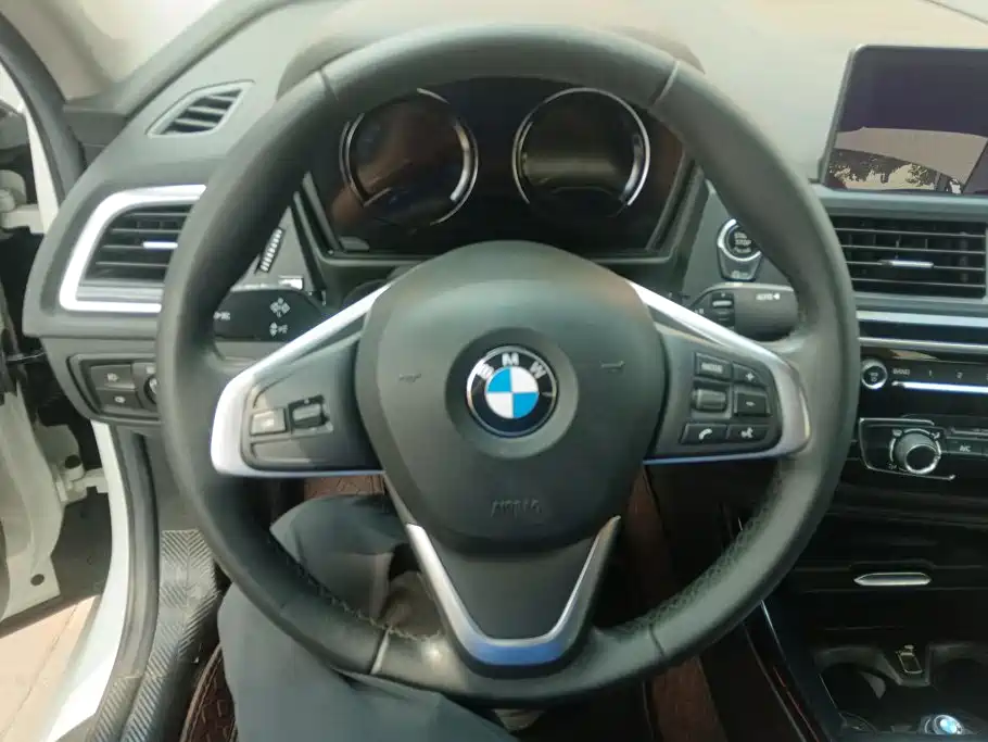 BMW 1 Series 2019 — фото 15