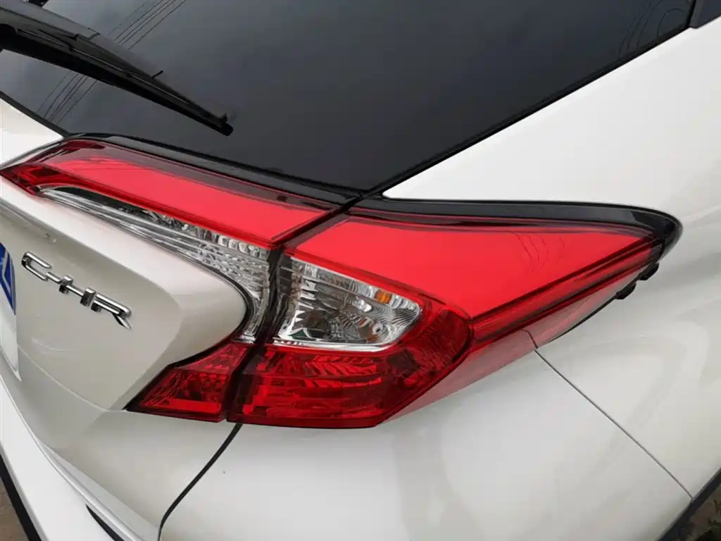 Toyota C-HR 2019 — фото 8