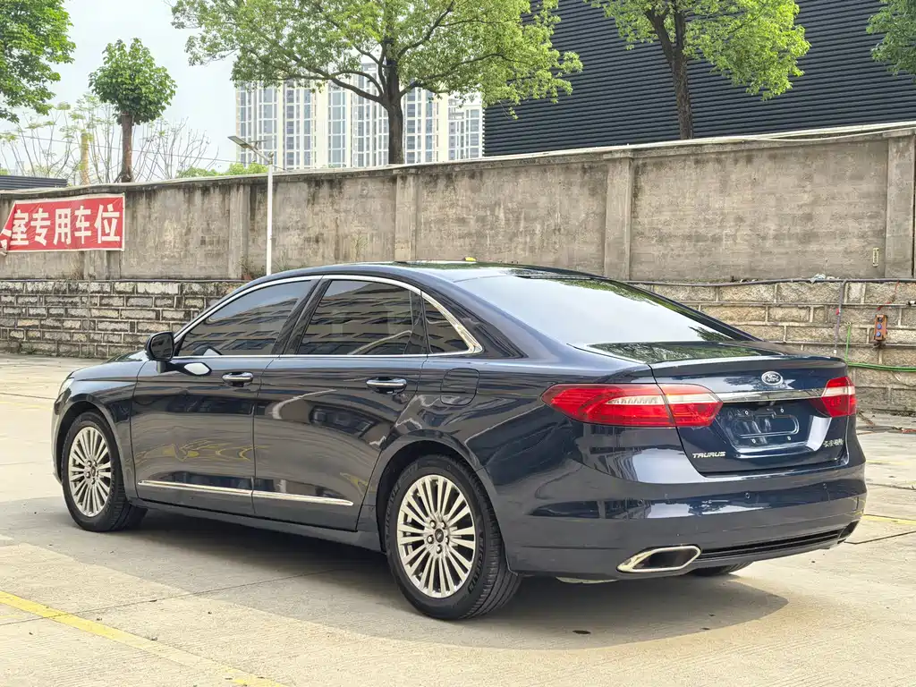 Ford Taurus 2016 — фото 11