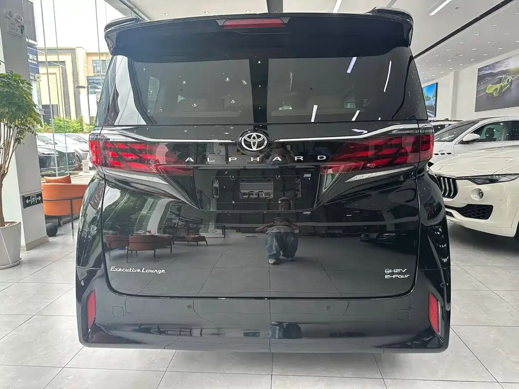 Toyota Alphard — фото 4