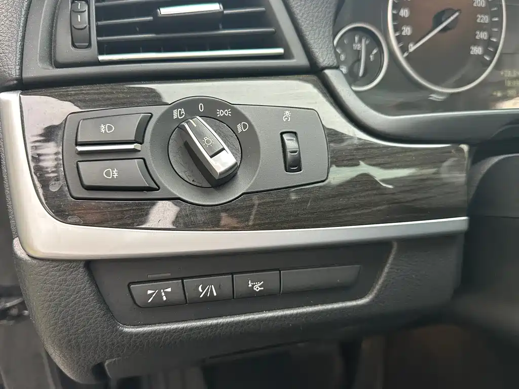 BMW 5 Series 2011 — фото 26