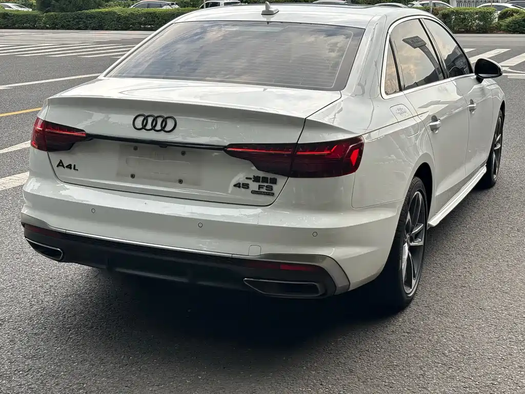 Audi A4L 2023 — фото 14