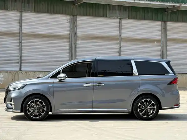 Roewe iMAX8 2022