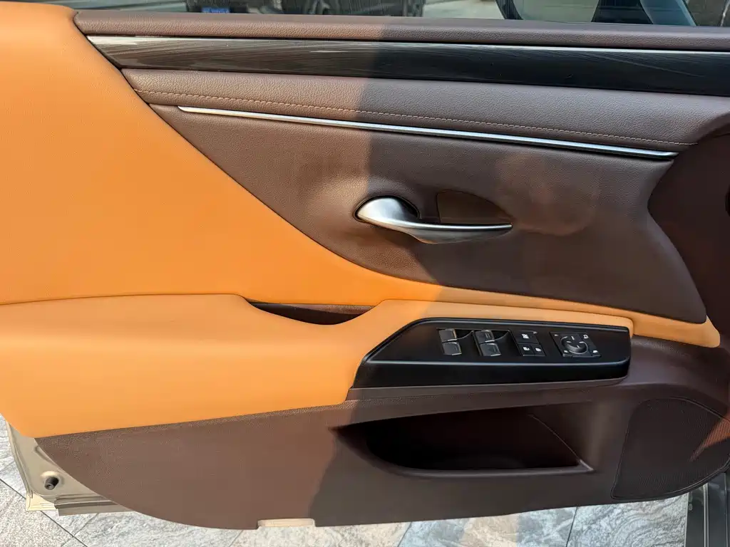 Lexus ES 2020 — фото 9