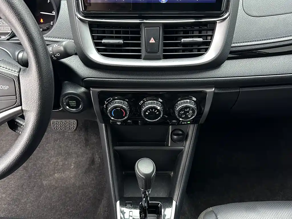 Toyota Yaris L 2022 — фото 16
