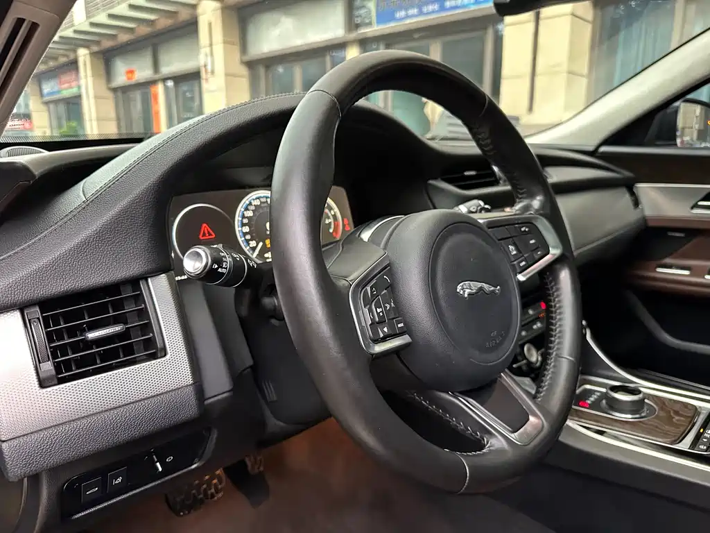 Jaguar XFL 2018 — фото 17