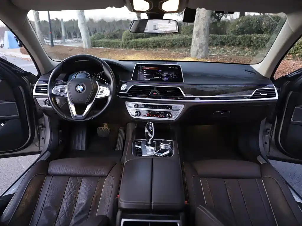 BMW 7 Series 2017 — фото 11