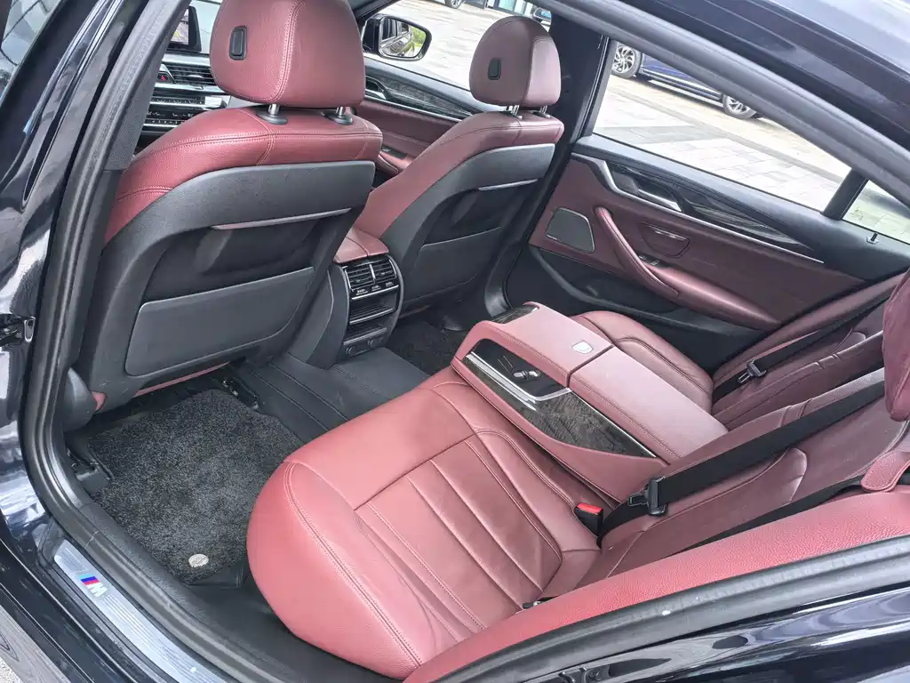 BMW 5 Series 2019 — фото 17