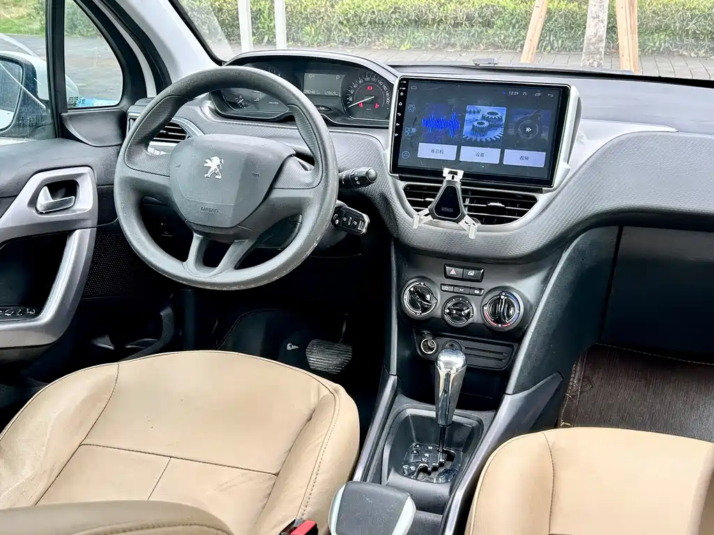 Peugeot 2008 2015 — фото 19