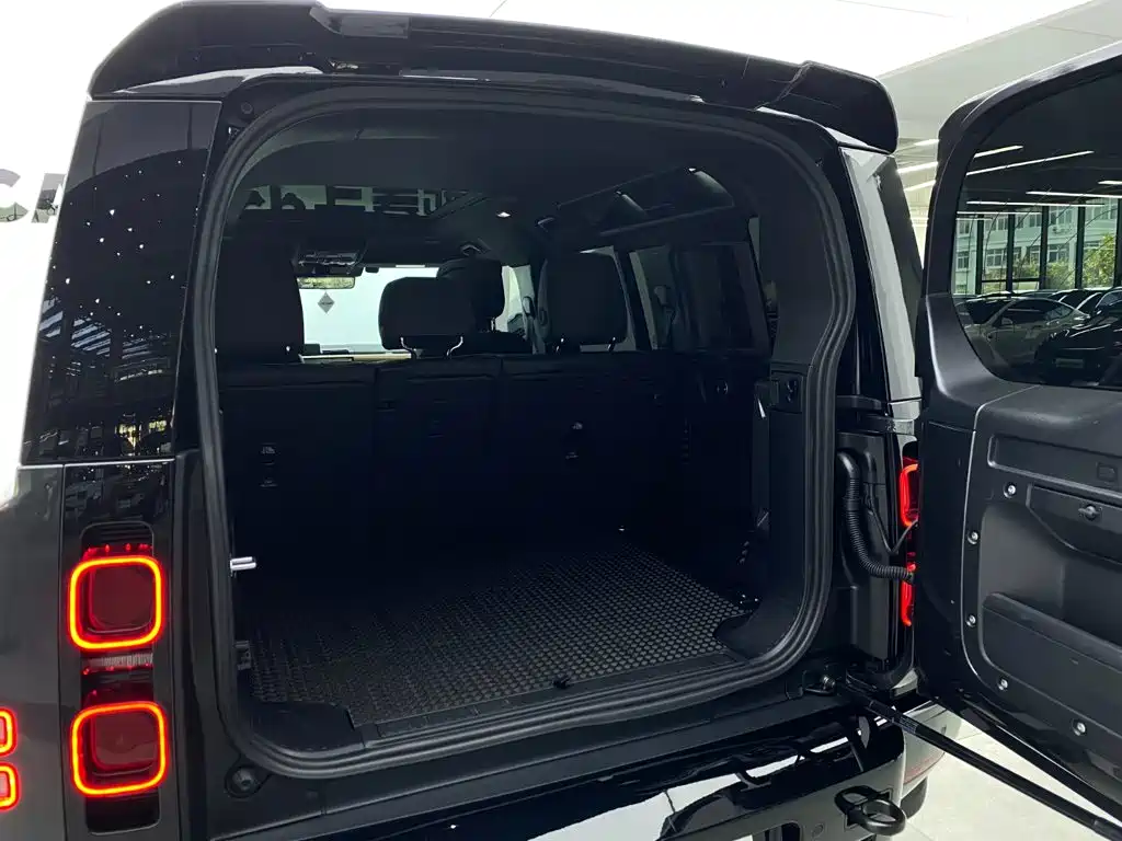 Land Rover Defender 2024 — фото 35