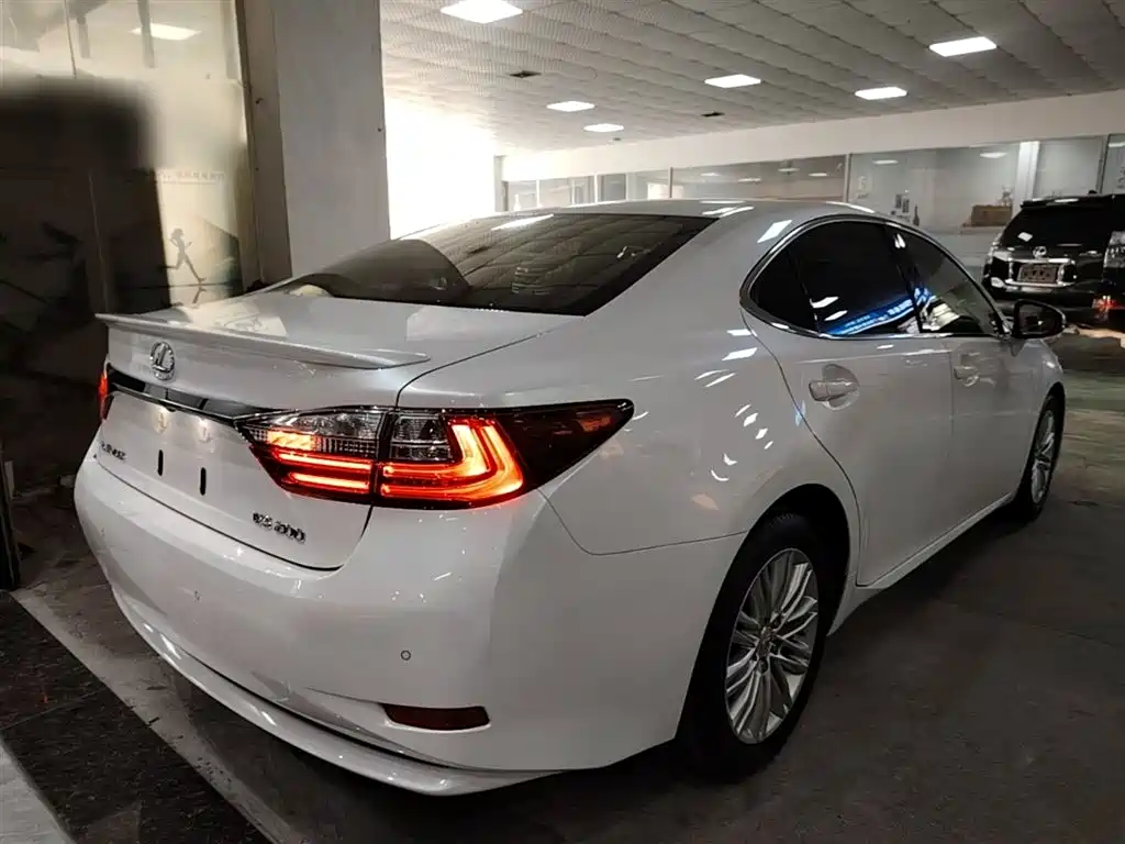 Lexus ES 2016 — фото 7