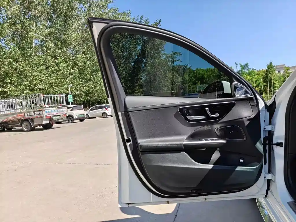 Mercedes-Benz C-Class 2023 — фото 7