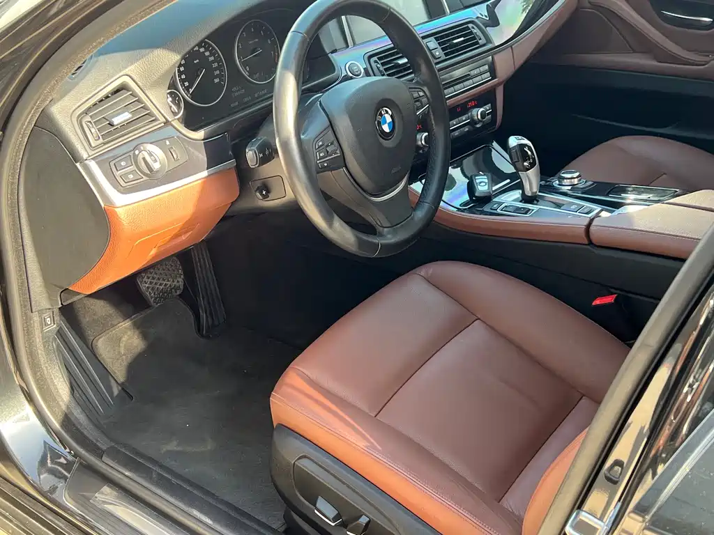 BMW 5 Series 2017 — фото 15