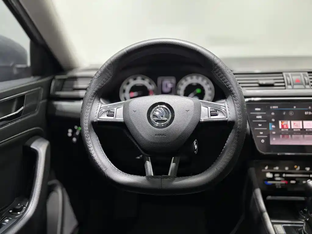 Skoda Superb 2022 — фото 13