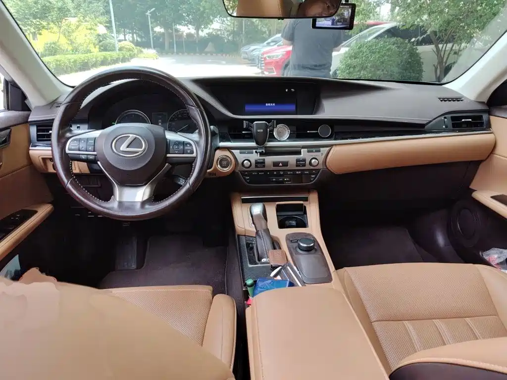 Lexus ES 2016 — фото 13