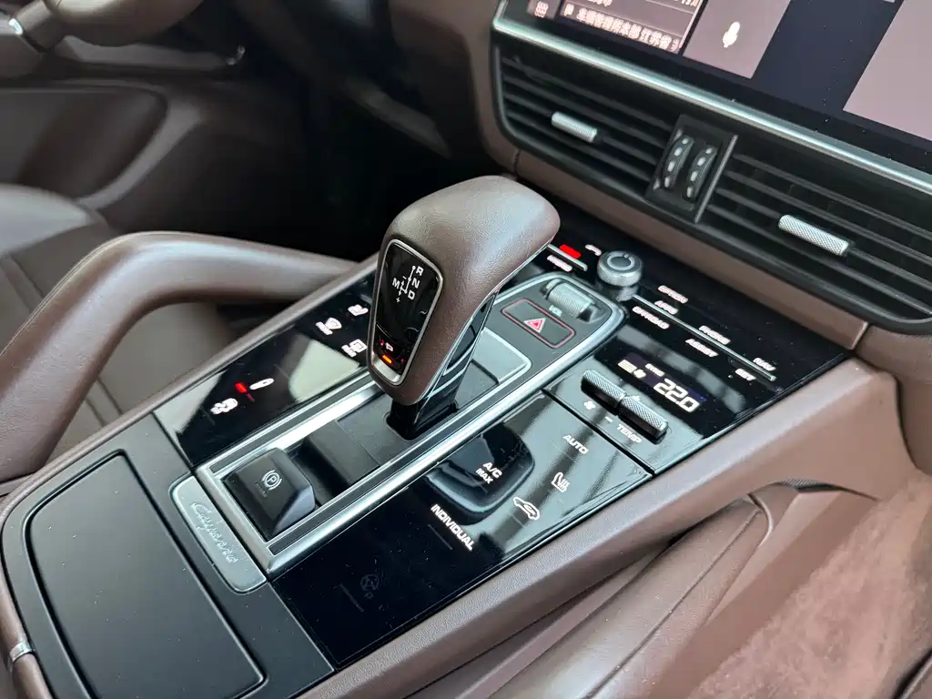 Porsche Cayenne Hybrid 2021 — фото 21