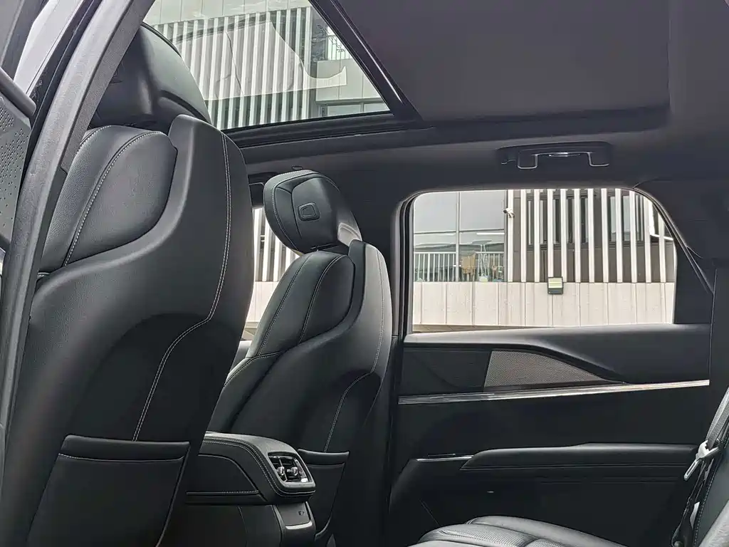 Cadillac XT5 2025 — фото 10