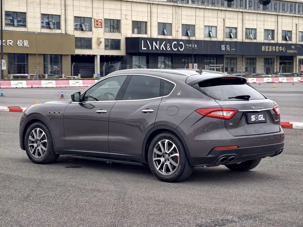 Maserati Levante 2017 — фото 15