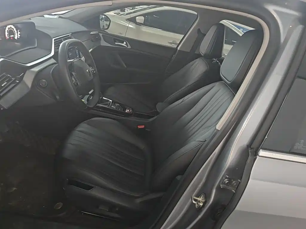 Peugeot 408 2025 — фото 15