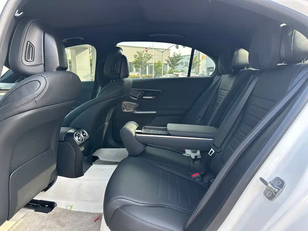 Mercedes-Benz C-Class 2025 — фото 10