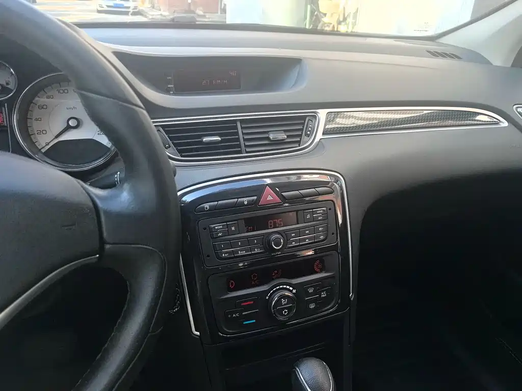 Peugeot 308 2015 — фото 10