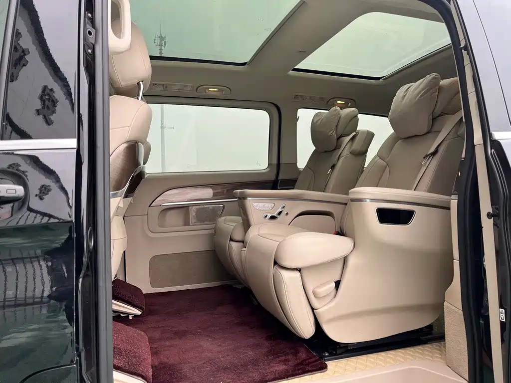 Mercedes-Benz V-Class 2022 — фото 13