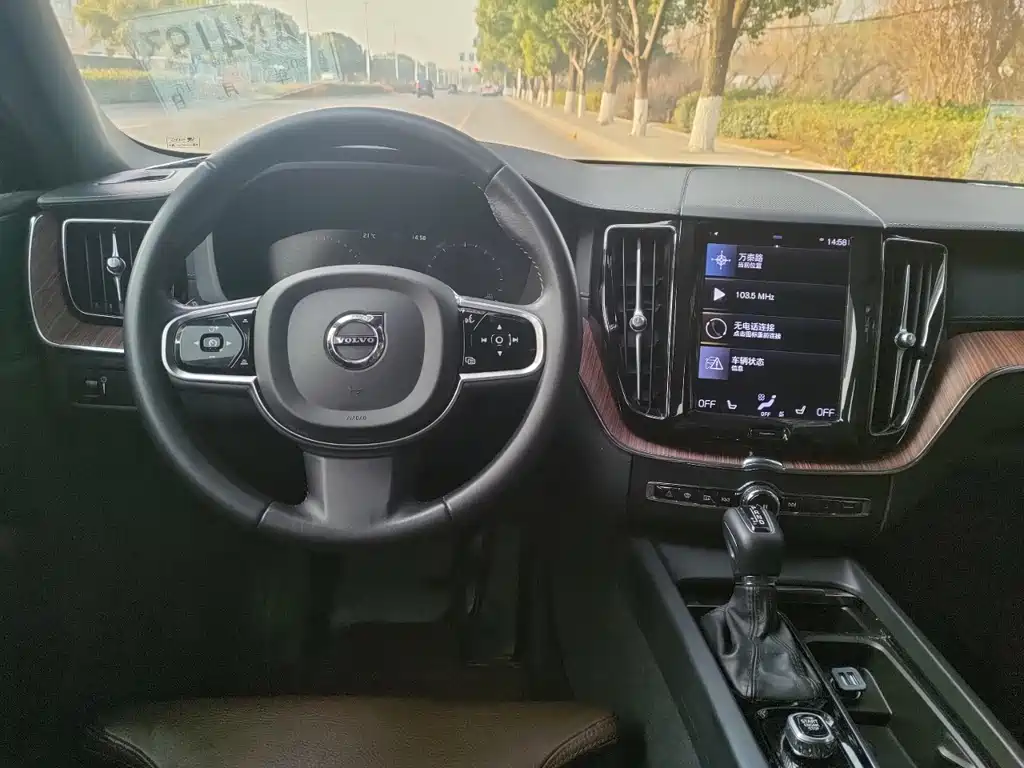 Volvo XC60 2020 — фото 11