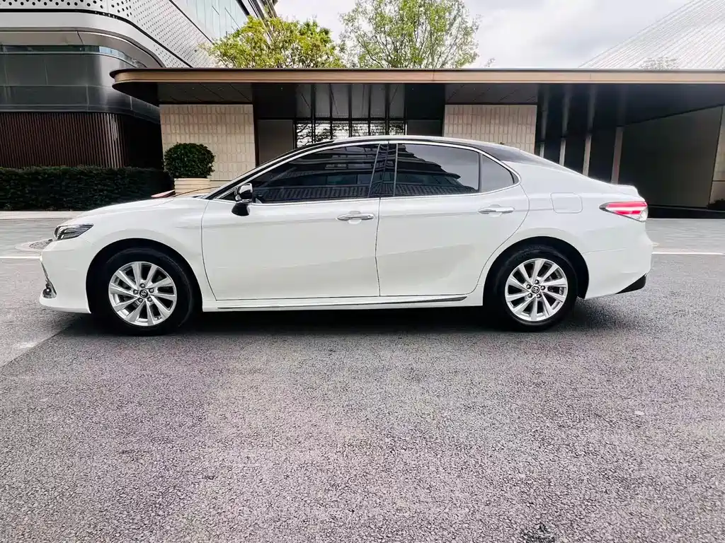 Toyota Camry 2023 — фото 10